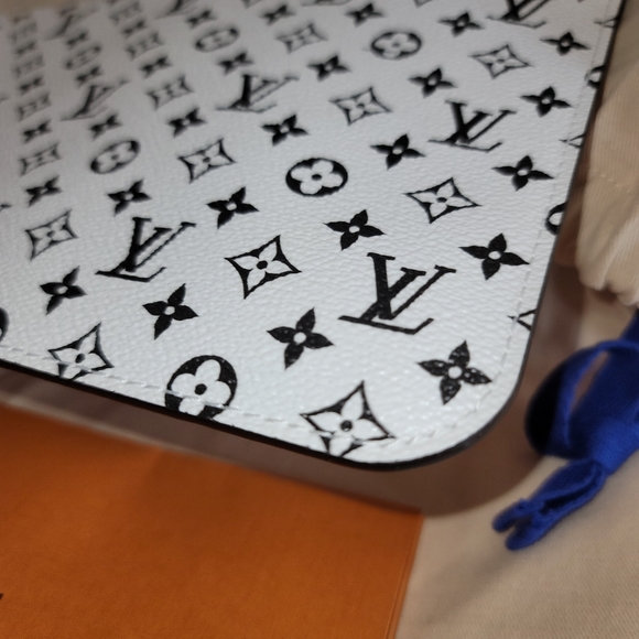 Louis Vuitton Giant White Black Wristlet Pouch from Neverfull MM Giant Khaki Bag - Picture 8 of 17